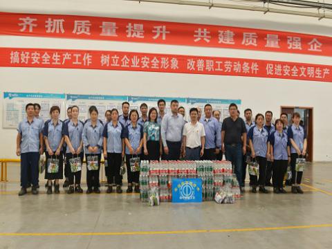 炎炎夏日，市總工會送清涼，絲絲關愛暖人心