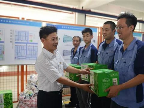 高溫慰問送清涼 情系一線暖人心