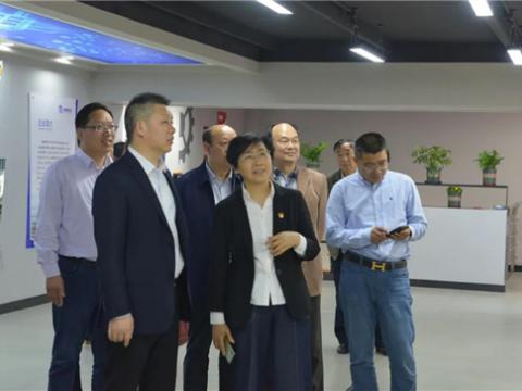 鎮(zhèn)江市委組織部、關(guān)工委、市場監(jiān)督管理局等一行領(lǐng)導(dǎo)來我公司調(diào)研關(guān)工委工作